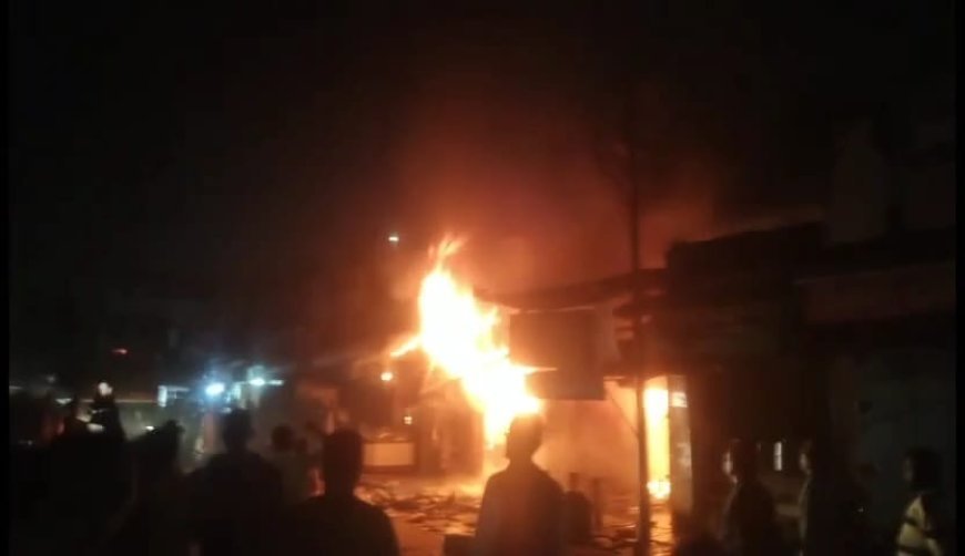 चौक क्षेत्र में लगी भीषण आग कई दुकाने का लाखों का सामान जलकर हुआ खाक