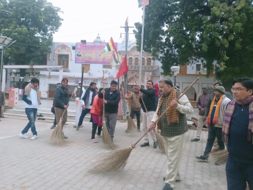 ठडेश्वरी मंदिर में चला सफ़ाई अभियान कौन कौन रहा शामिल