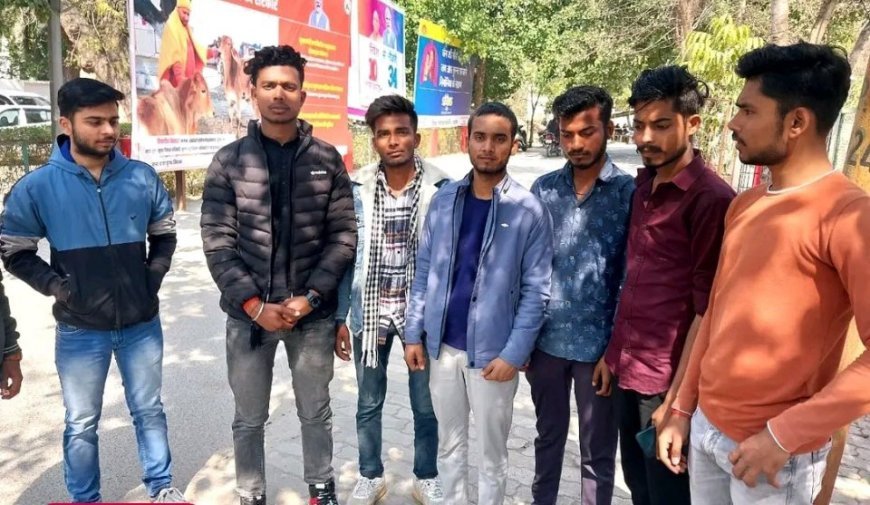 लल्ला सिंह महाविद्यालय बरहा  में फीस के नाम पर अवैध वसूली का आरोप लगाते हुए छात्रों ने डीएम को सोपा ज्ञापन ।।