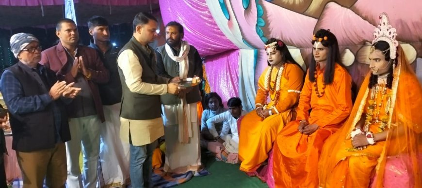 ग्राम जगम्मनपुर में पूर्व ब्लाक प्रमुख सुदामा दीक्षित ने फीता काटकर रामलीला मंच का किया उद्घाटन