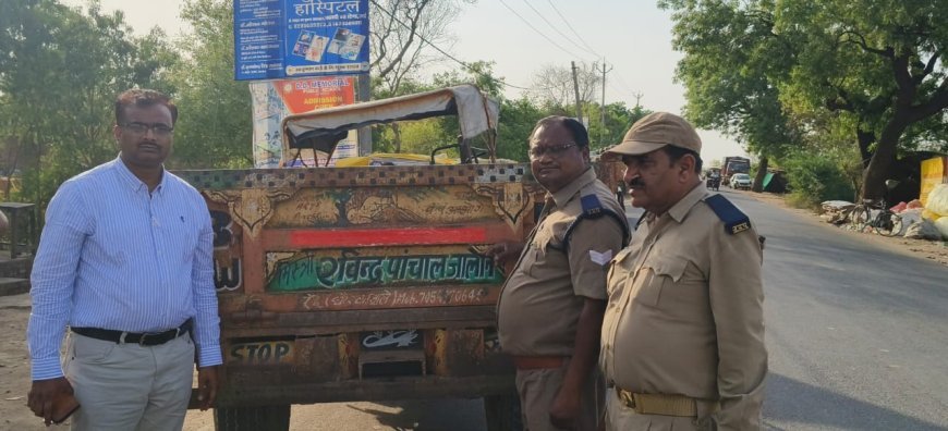 परिवहन विभाग के अधिकारियों ने ट्रैक्टर-ट्रालियों पर लगाए रिफ्लेक्टर टेप, दिया सुरक्षा का संदेश