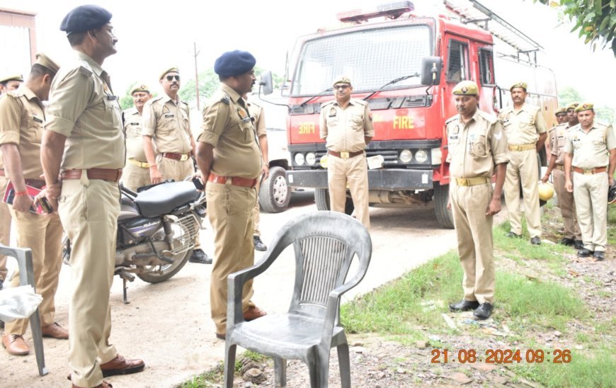 पुलिस अधीक्षक द्वारा नगर की सुरक्षा व्यवस्था का भ्रमण कर ड्यूटी पर तैनात पुलिस बल को दिये गये सतर्कता के निर्देश