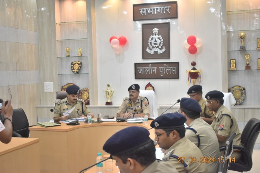 अपर पुलिस महानिदेशक कानपुर जोन एवं डीआईजी द्वारा एसपी के साथ पुलिस लाइन में की गई अपराध नियंत्रण एवं आगामी त्योहारों के संबंध में समीक्षा बैठक कर दिए आवश्यक दिशा निर्देश