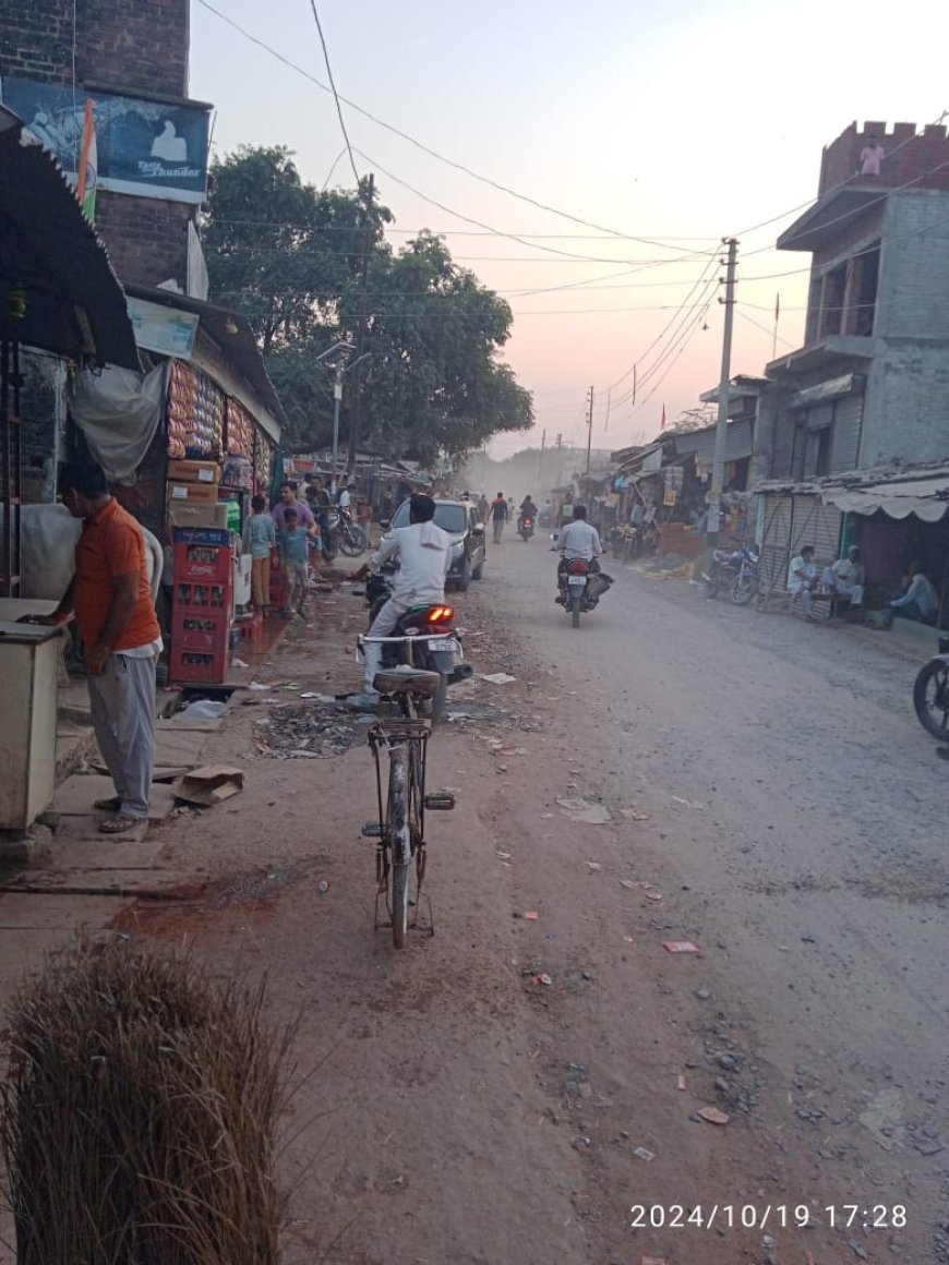 सड़क निर्माण ठेकेदारों की गैर जिम्मेदाराना हरकत *बाजार में उड़ती मिट्टी के गुवार से दुकानों का सामान व दुकानदार धूलधूसरित*