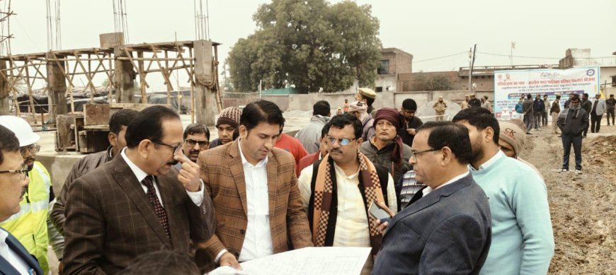 पेयजल की आपूर्ति के लिए बनाई जा रही पानी की टंकी का मंडलायुक्त ने किया निरीक्षण