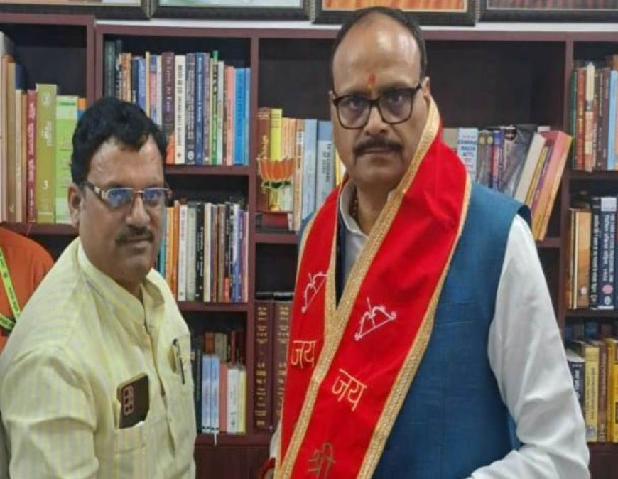नगर पालिका अध्यक्ष जालौन ने बृजेश पाठक से की शिष्टाचार भेंट